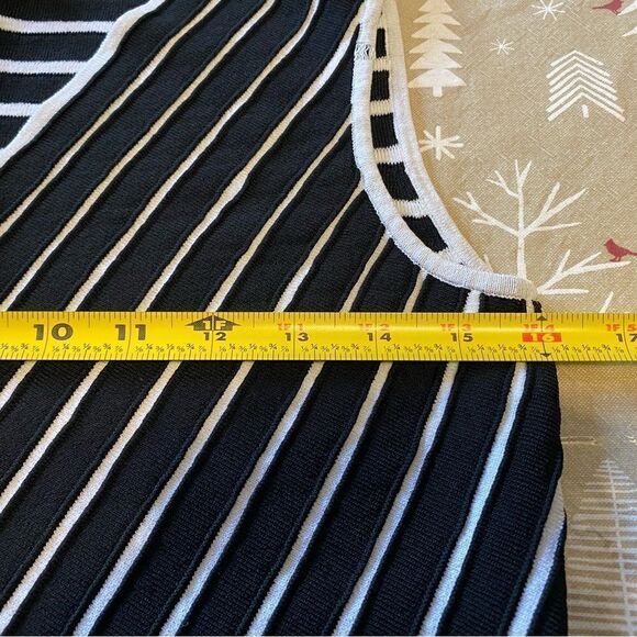 🌺3 for $30🌺Cable & Gauge Black and White Striped Tank Top, size M. (S120) - Picture 5 of 6